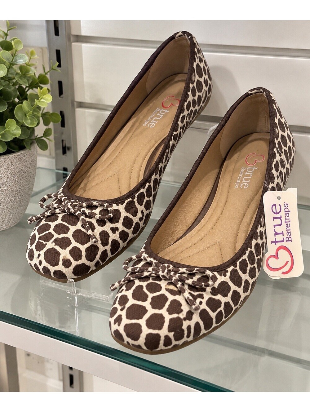 BTrue Baretraps Emery Women’s 7.5M Giraffe Print Ballet Flats Square Toe Bow